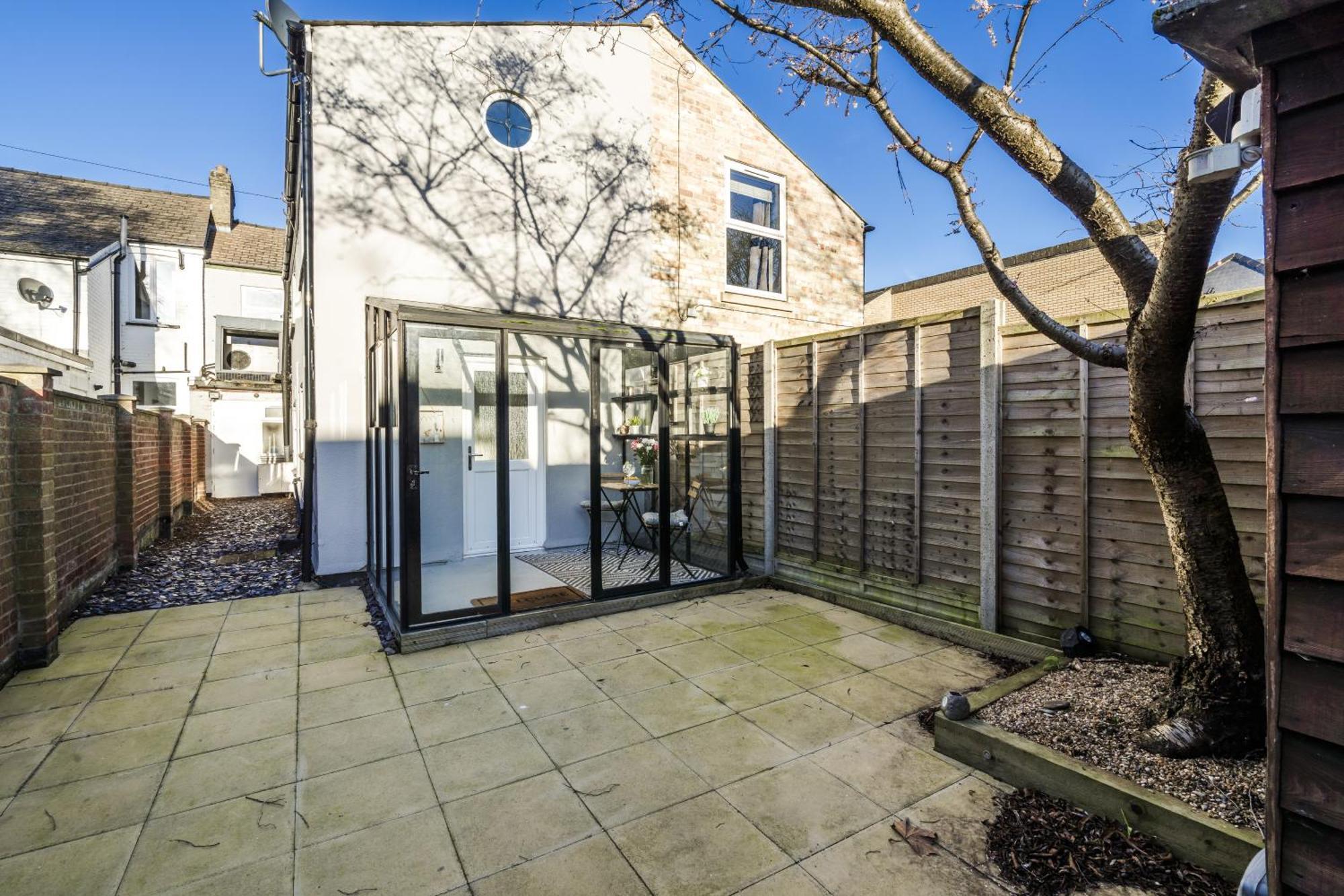 Charming 2-bedroom Town House - Short Walk From The Station