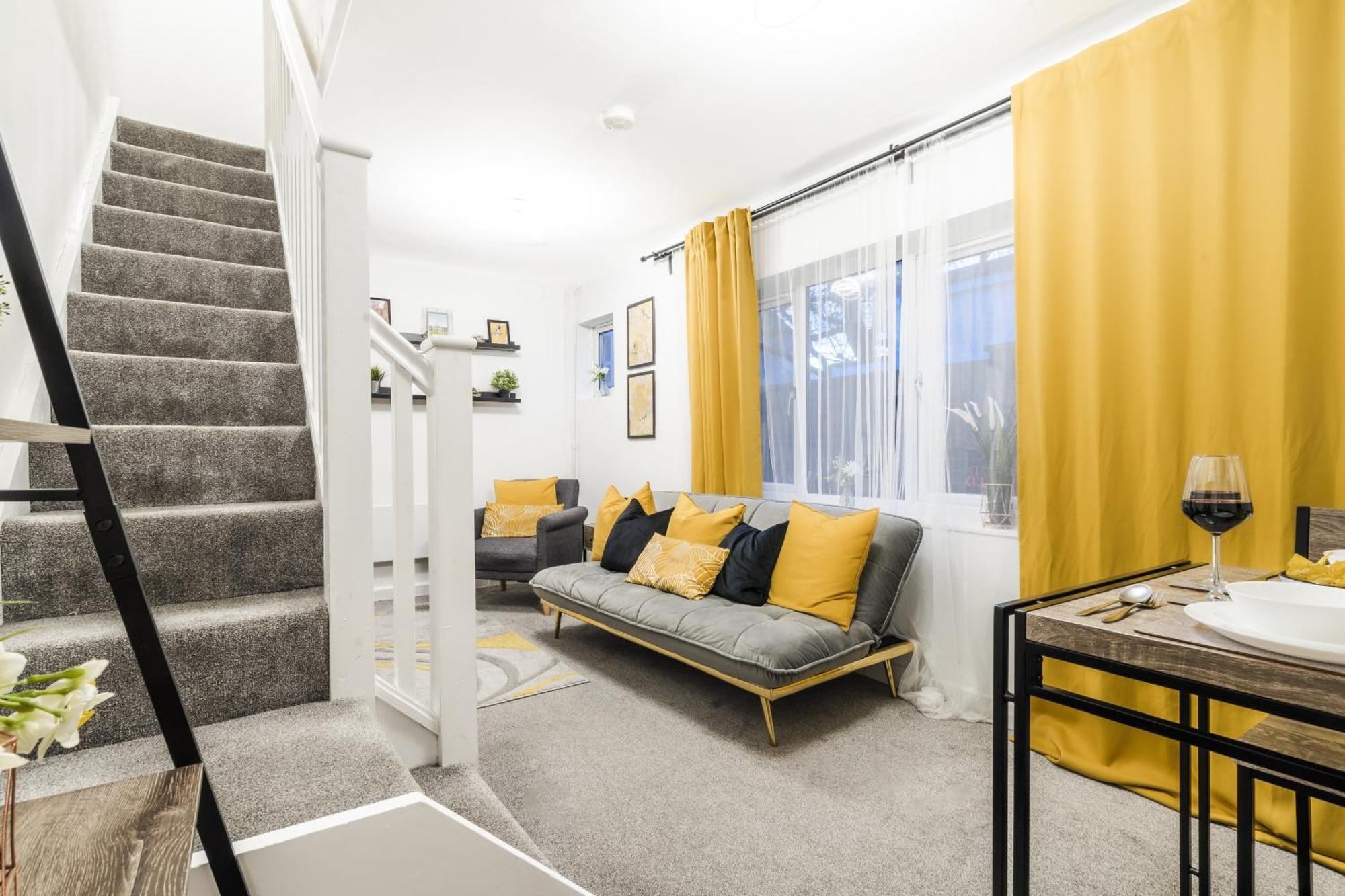 Holiday home Charming 2-bedroom Town House - Short Walk From The Station