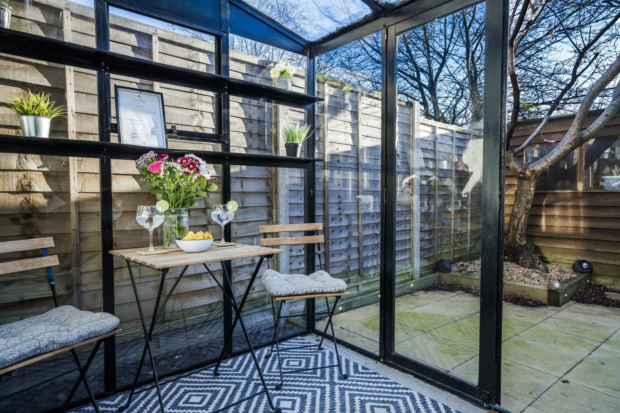 Charming 2-bedroom Town House - Short Walk From The Station Holiday home