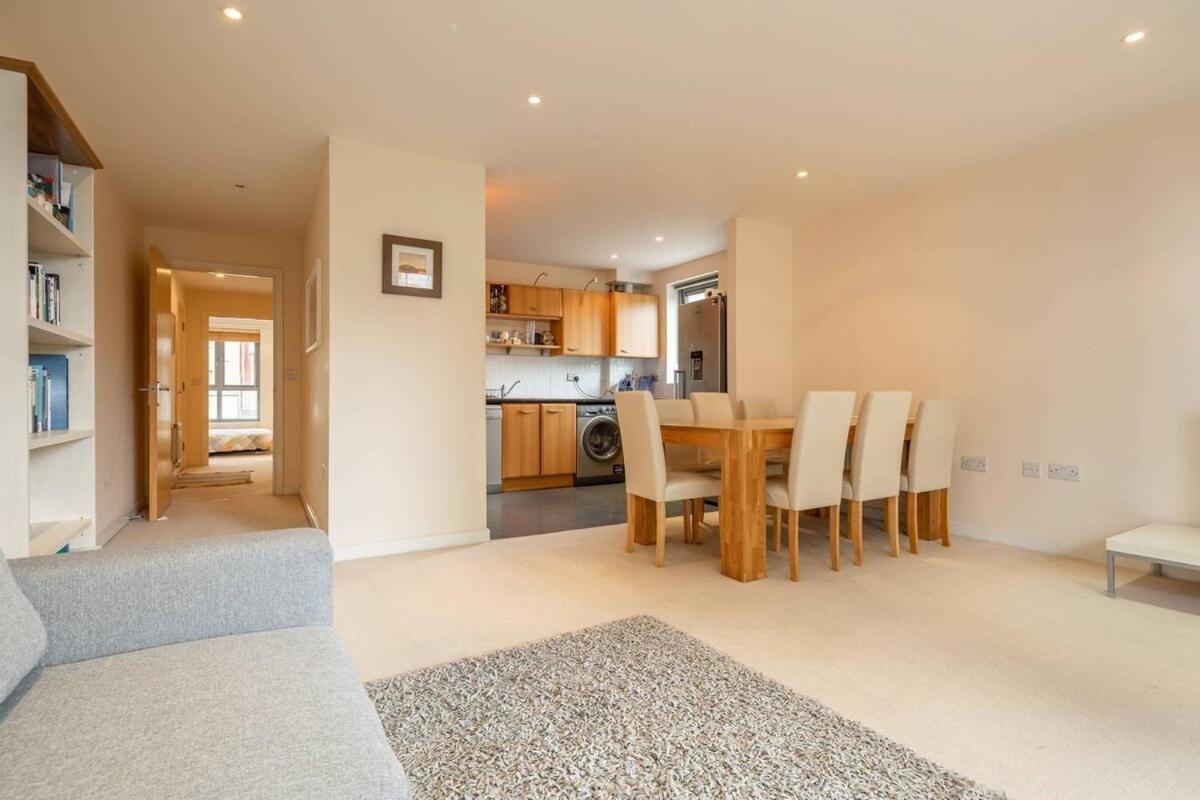 2 Bedroom Flat Next To Train Station & Gated Parking Apartment