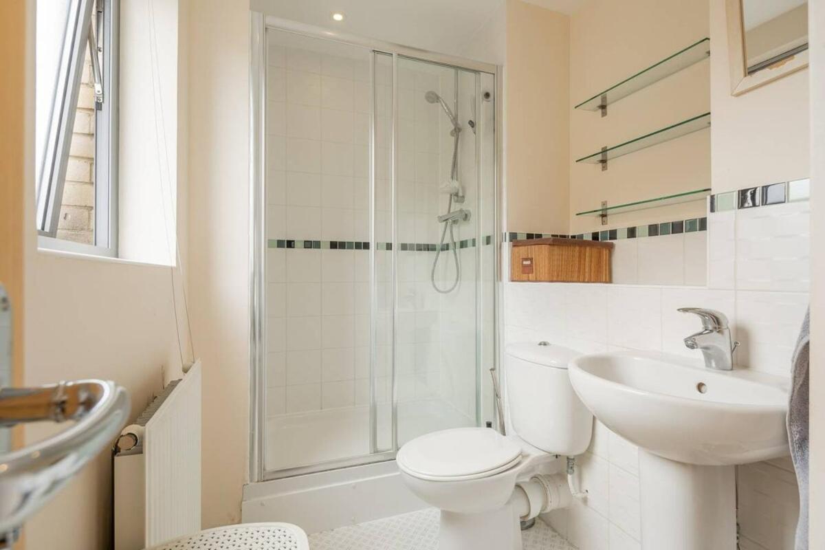 2 Bedroom Flat Next To Train Station & Gated Parking * Cambridge (Cambridgeshire)