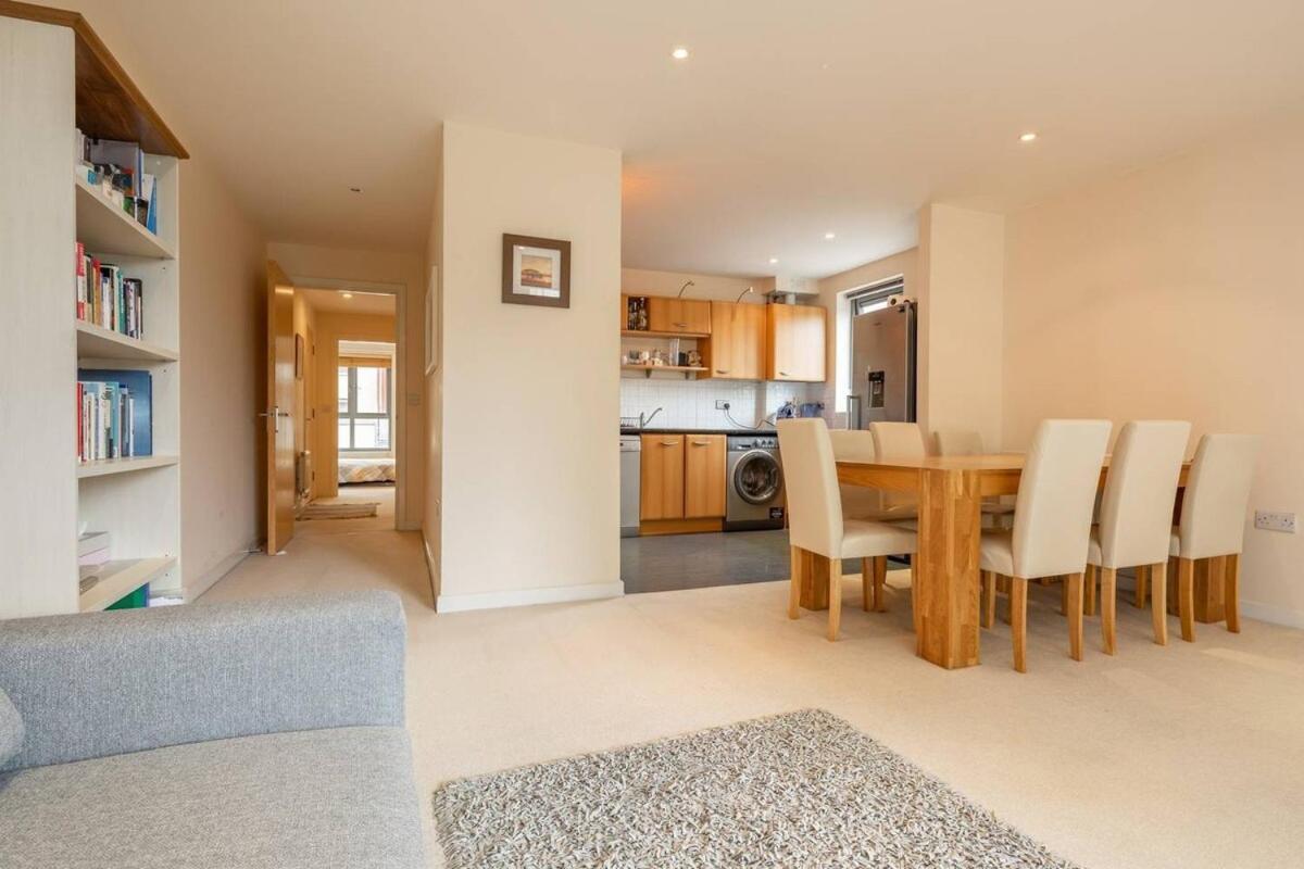 2 Bedroom Flat Next To Train Station & Gated Parking