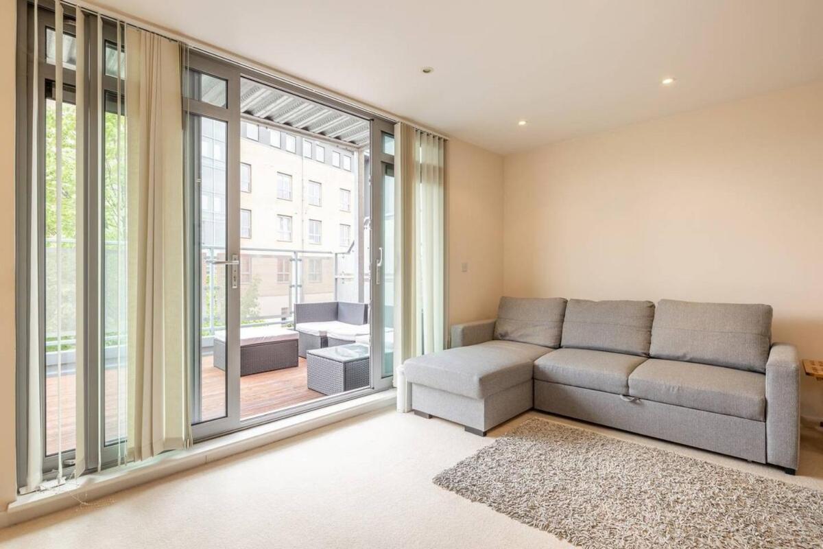 2 Bedroom Flat Next To Train Station & Gated Parking Apartment *