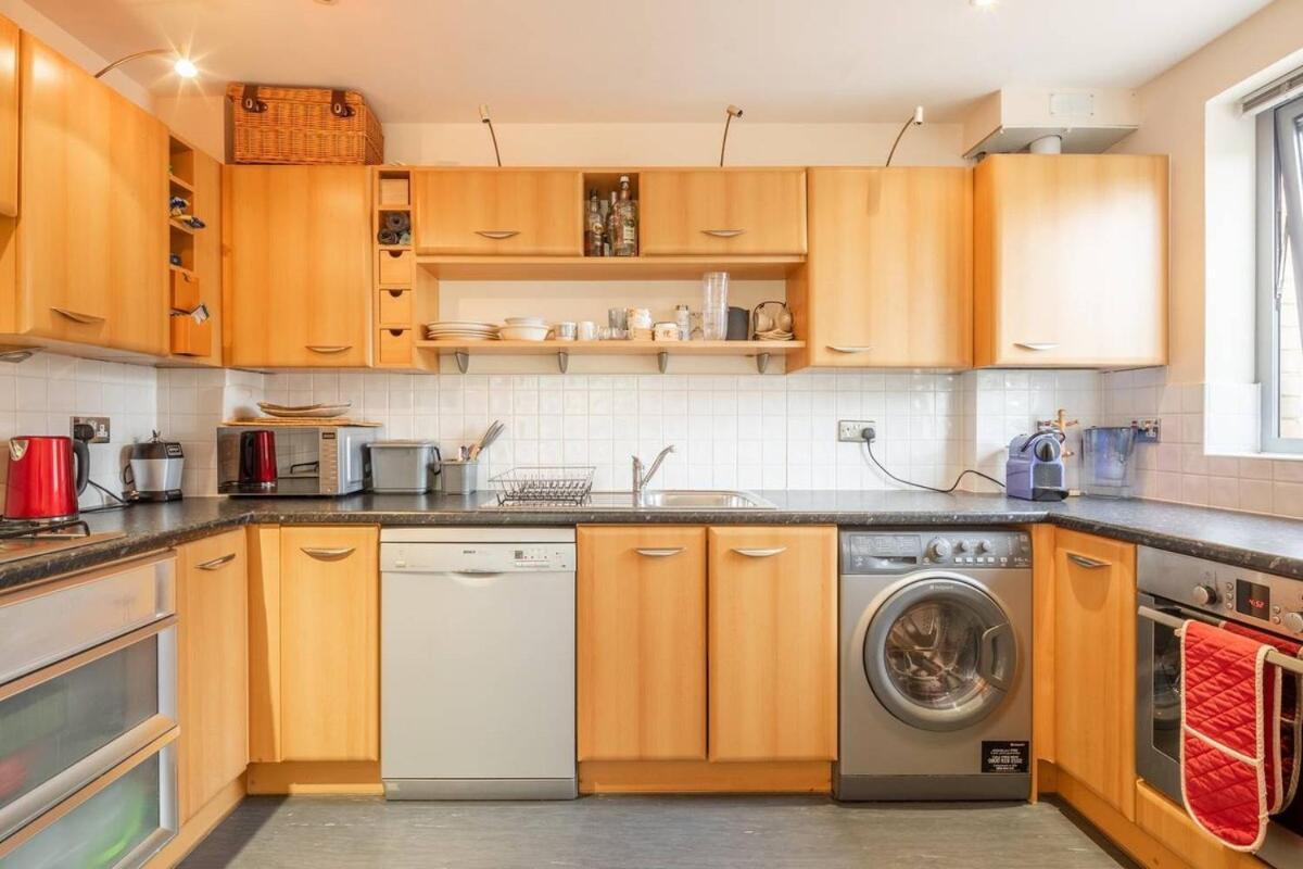 2 Bedroom Flat Next To Train Station & Gated Parking *