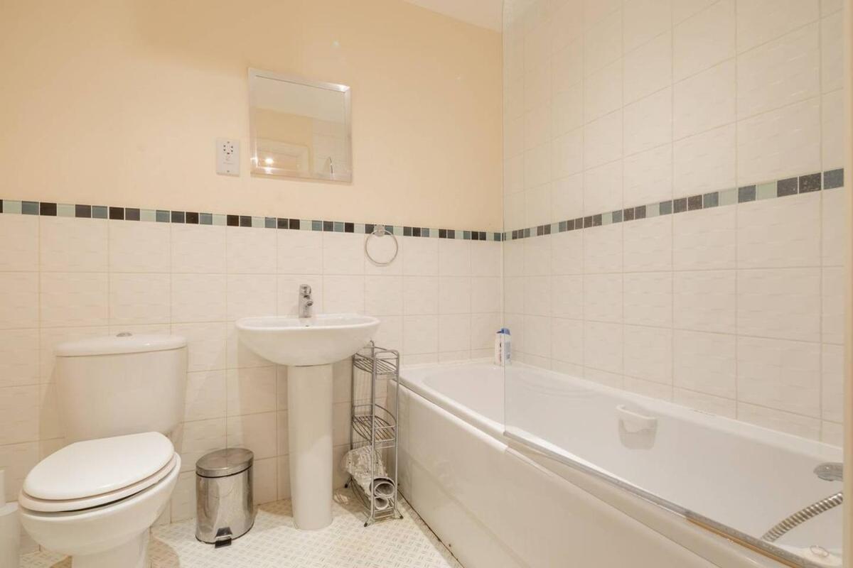 Apartment 2 Bedroom Flat Next To Train Station & Gated Parking *