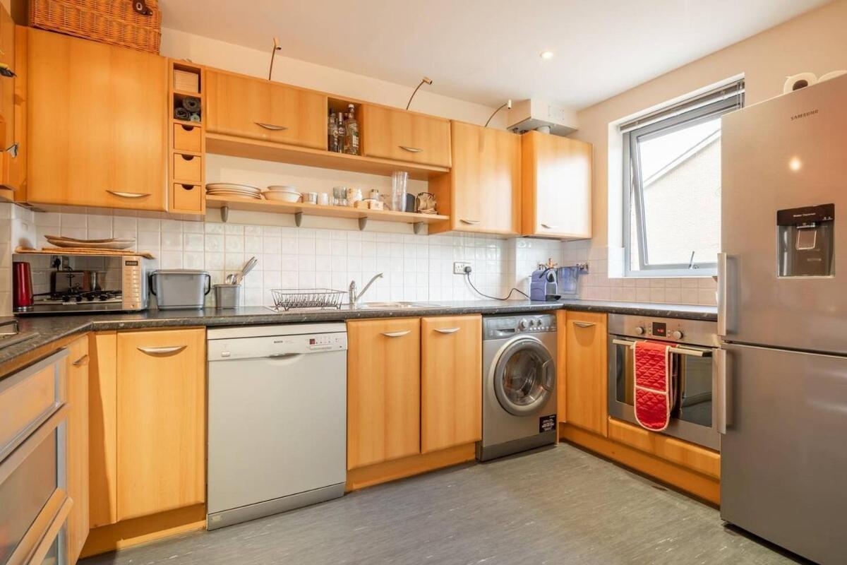 2 Bedroom Flat Next To Train Station & Gated Parking Apartment Cambridge (Cambridgeshire)