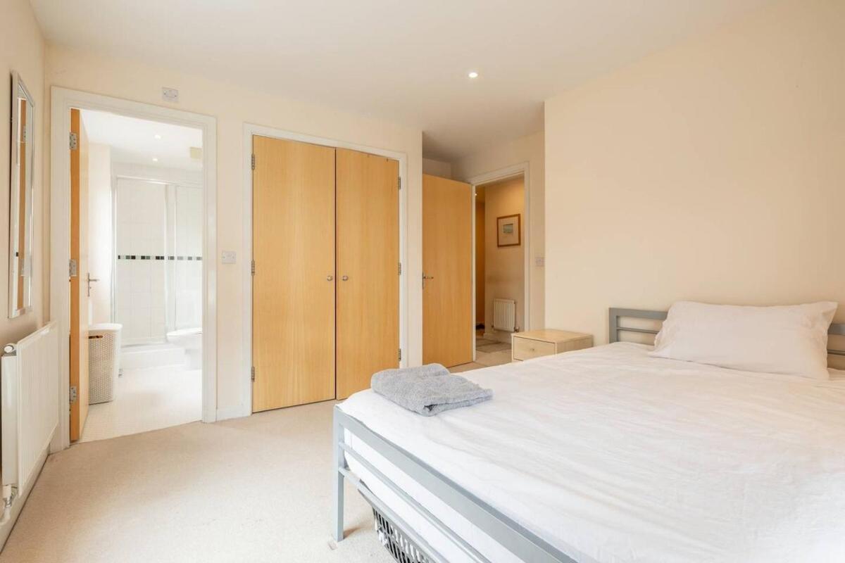 2 Bedroom Flat Next To Train Station & Gated Parking *