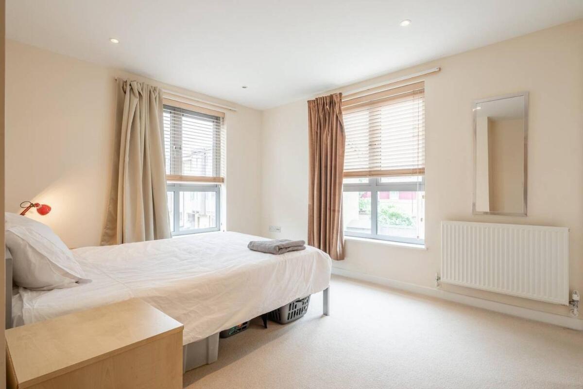 2 Bedroom Flat Next To Train Station & Gated Parking *