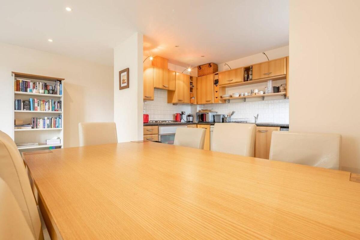 2 Bedroom Flat Next To Train Station & Gated Parking Apartment *