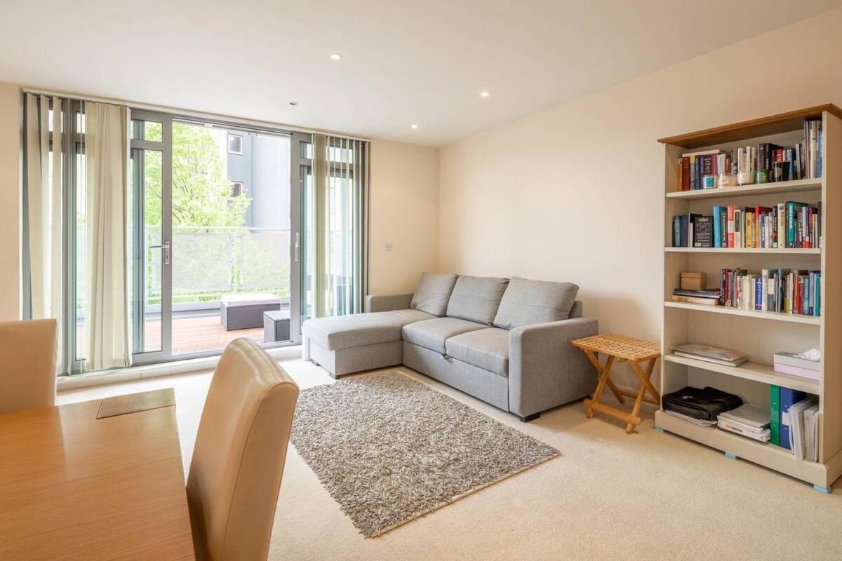 Apartment 2 Bedroom Flat Next To Train Station & Gated Parking *