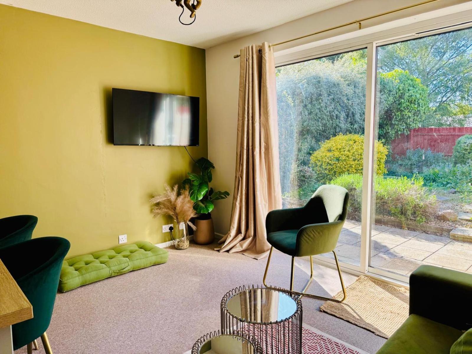 Jade's Cozy Retreat: Pet-friendly 2-bed With Garden *