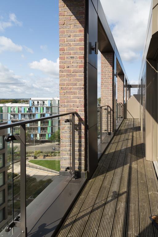 Station Penthouse: Modern Retreat With Parking & Terrace Apartment