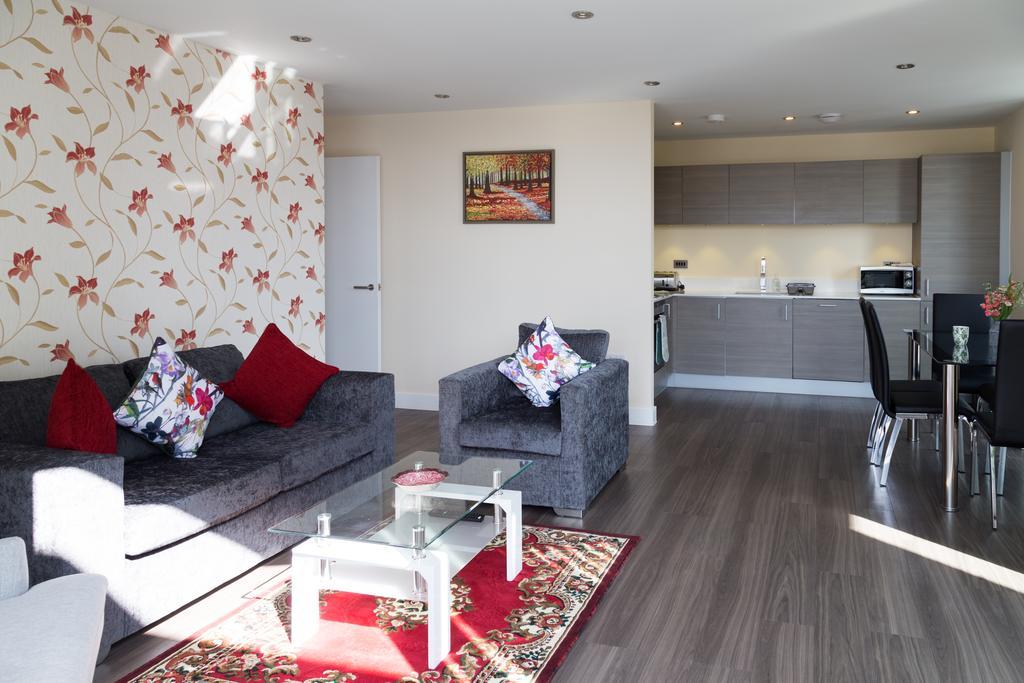 Apartment Station Penthouse: Modern Retreat With Parking & Terrace *