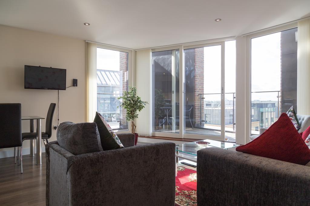 Apartment Station Penthouse: Modern Retreat With Parking & Terrace *