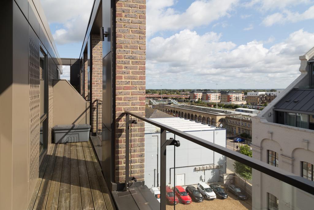 Station Penthouse: Modern Retreat With Parking & Terrace Cambridge (Cambridgeshire)