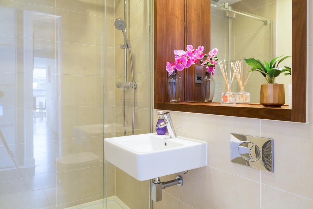 Station Penthouse: Modern Retreat With Parking & Terrace * Cambridge (Cambridgeshire)