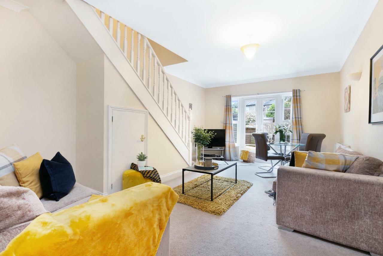 Stylish - Parking - Garden - Sleeps 6 Holiday home *