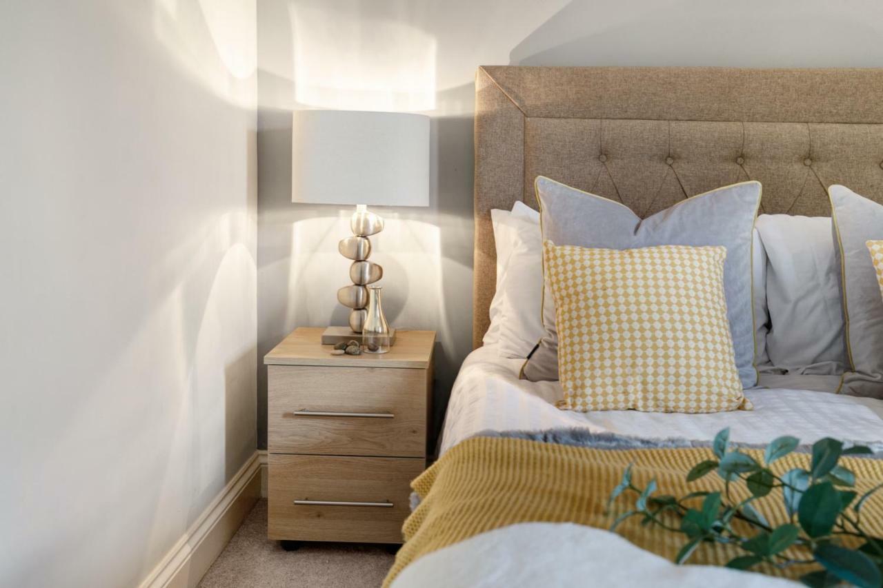 Stylish - Parking - Garden - Sleeps 6 *