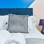 New - The Chique Scandic Cambridge Abode - Parking