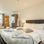 Koala & Tree - Massive Studio Apartment Centric Location - Short Lets & Serviced Accommodation Cambridge