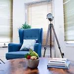 Private Entrance - 1 Bed Apartment - Self Check In - Near Aru & City Centre
