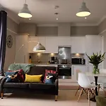 Stunning 2 Bedroom Apartment With Parking In A Prime, Central Location