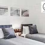 3 Bedroom House With Parking & Garden By Cherry Inn Short Lets & Serviced Accommodation Cambridge