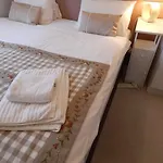 Two Bedroom Corporate And Family Stay With Parking In Popular Location
