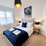 Modern & Spacious 3 Bedrooms And 2 Bathrooms Home, Free Parking!