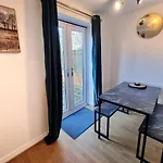 Stylish 3 Bedrooms & 2 Bathrooms House, Free Parking On Premises!