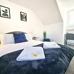 Stylish 3 Bedrooms & 2 Bathrooms House, Free Parking On Premises!