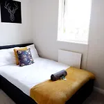Comfortable 4-Bed House With 3 Bathrooms, Free Parking!