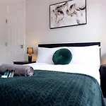 Comfortable 4-Bed House With 3 Bathrooms, Free Parking!