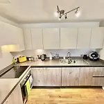 Koala & Tree - Modern 1 Bed Apartment For 4 Guests In The Heart Of Cambridge - Short Lets & Serviced Accommodation