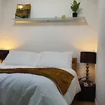 Modern Spacious Detached Cottage In Cambridge