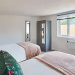 Elfleda Stay - Modern 5 Bedroom House With Parking