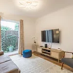 Lovely 1 Bed Apartment With Free Parking & Garden