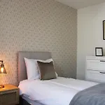 Comfortable House For 6 People Near City Centre - Midhurst Close II