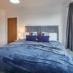 Elfleda Stay - Modern 5 Bedroom House With Parking