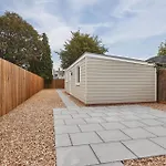 Elfleda Stay - Modern 5 Bedroom House With Parking