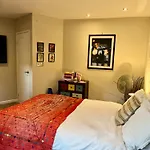Modern, Gr Floor 1 Bed, Bathroom, Garden & Private Entry With Free Parking