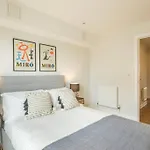 Executive 2Br Apartment Next To Station + Parking