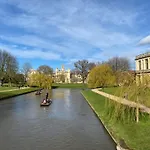 Very Best Location - Large Luxury Studio By River And City Centre