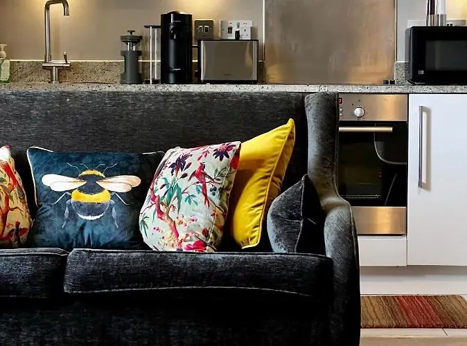 Stunning 2 Bedroom Apartment With Parking In A Prime, Central Location