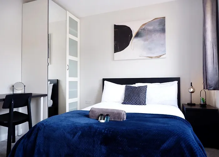 Comfortable 4-Bed House With 3 Bathrooms, Free Parking!