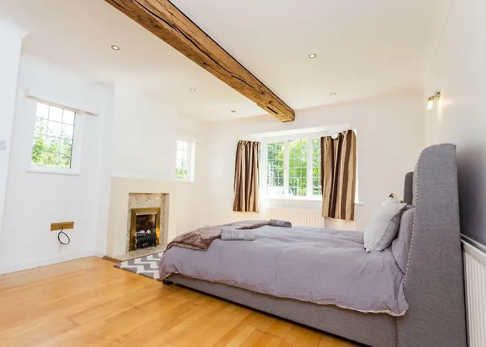 The Queen Edith Place - Lovely 6Bdr Home In Secluded Area