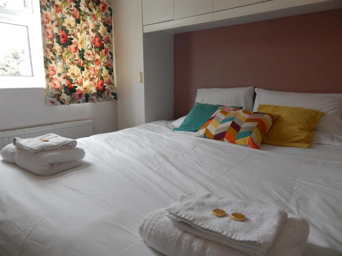 Holiday home Two Bedroom Corporate And Family With Parking In Popular Location *