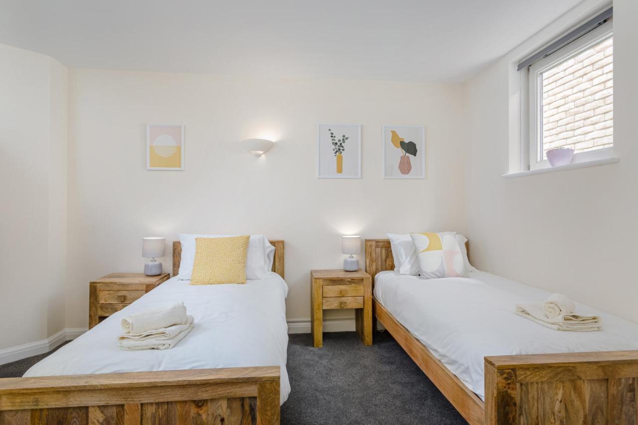 Holiday home 2 Bedroom Centre Townhouse - With Parking