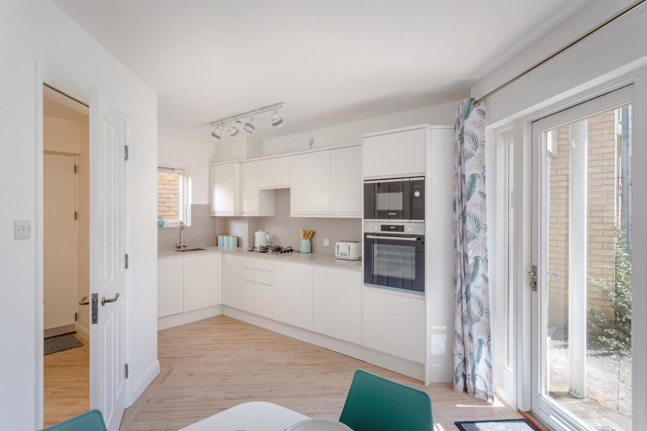 2 Bedroom Centre Townhouse - With Parking Holiday home