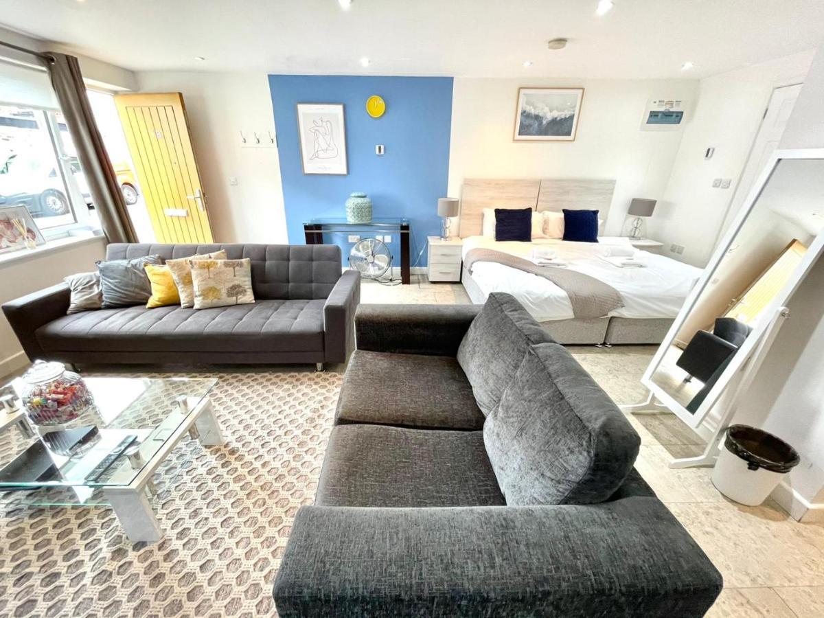 Koala & Tree - Massive Studio Centric Location - Short Lets & Serviced Apartment *